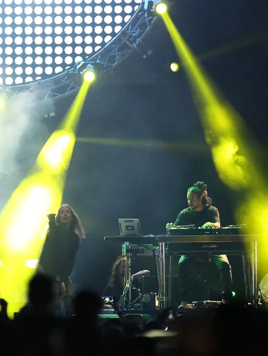 Usai menutup konser dengan lagu Wish You Were Here berdendang, para penggemar Incubus masih belum merasa terpuaskan. (Bambang E. Ros/Bintang.com)