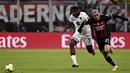 Bek AC Milan, Sergino Dest berlari berebut bola dengan pemain Torino, Stephane Singo pada pertandingan babak 16 besar Coppa Italia di Stadion San Siro di Milan, Italia, Kamis (12/1/2023). Torino menang tipis atas AC Milan dengan skor 1-0 berkat gol Michel Adopo di perpanjangan waktu. (Marco Alpozzi/LaPresse via AP)