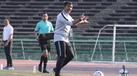 Pelatih Timnas Indonesia U-22, Indra Sjafri, menyebut Malaysia U-22 beruntung bisa bermain imbang 2-2. (Bola.com/Zulfirdaus Harahap)