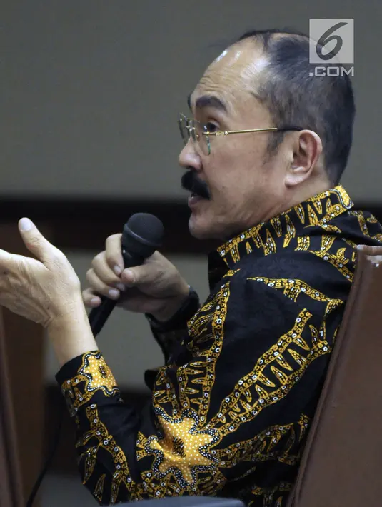 Terdakwa perkara merintangi penyidikan KPK pada kasus korupsi e-KTP, Fredrich Yunadi saat mengikuti sidang lanjutan di Pengadilan Tipikor, Jakarta, Kamis (24/5). Sidang memeriksa keterangan terdakwa. (Liputan6.com/Helmi Fithriansyah)