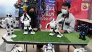 Mahasiswa magang mengoperasikan robot di Kampong Robot, Sarua, Ciputat, Tangerang Selatan, Banten, Jumat (18/3/20222). Kampong Robot di bawah naungan International Youth Robotic Associaton (IYRA) Indonesia berdiri sejak 2020. (merdeka.com/Arie Basuki)