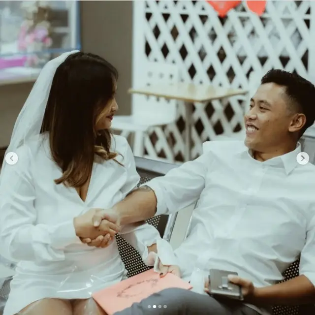 Diva Stradivaryan bersama istrinya