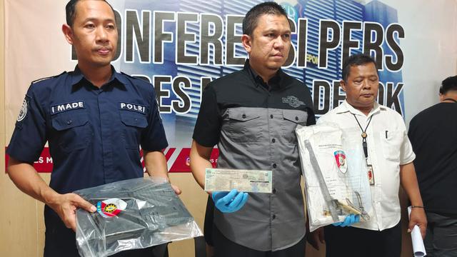 Kasat Reskrim Polres Metro Depok, Kompol Hadi Kristanto memperlihatkan barang bukti pembuatan STNK palsu di Polres Metro Depok.