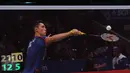 Pebulutangkis tunggal putera Indonesia, Jonatan Christie mengembalikan bola ke arah pemain Taiwan, Hsu Jen Hao di babak penyisihan BCA Indonesia Open 2016, Istora Senayan Jakarta, Rabu (1/6). Jonatan unggul 21-12, 21-19. (Liputan6.com/Helmi Fithriansyah)