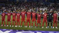 Para pemain starting XI Timnas Bahrain berbaris menyanyikan lagu kebangsaan sebelum dimulainya laga kedua Grup E Piala Asia 2023 menghadapi Malaysia di Jassim bin Hamad Stadium, Al Rayyan, Qatar, Sabtu (20/1/2024) sore waktu setempat. (AP Photo/Thanassis Stavrakis)