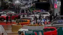Pengunjung melihat mobil yang dipamerkan saat pembukaan Indonesia International Motor Show (IIMS 2019) di JIExpo Kemayoran, Jakarta, Kamis (25/4). Pameran industri otomotif tersebut berlangsung 25 April - 5 Mei 2019. (Liputan6.com/Faizal Fanani)