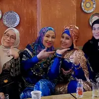 Penyanyi dangdut Elvy Sukaesih baru saja merayakan ulang tahun bersama teman-teman artis. Penyanyi dangdut yang juga pemeran itu merayakan ultah ke-72 tahun. Berikut beberapa potretnya sekaligus menjadi ajang silaturahmi penyanyi dangdut senior. [Instagram/cameliamalikreal]