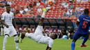 Striker Panama, Luis Tejada melakukan tendangan salto ke arah gawang Haiti dalam pertandingan Turnamen Piala Emas yang berlangsung di Frisco, Texas, AS. (7/7/2015). (AP Photo/LM Otero)