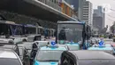 Kendaraan bermotor terjebak kemacetan panjang akibat aksi May Day atau Hari Buruh Internasional di kawasan Bundaran HI, Jakarta, Rabu (1/5/2024). (Liputan6.com/Angga Yuniar)
