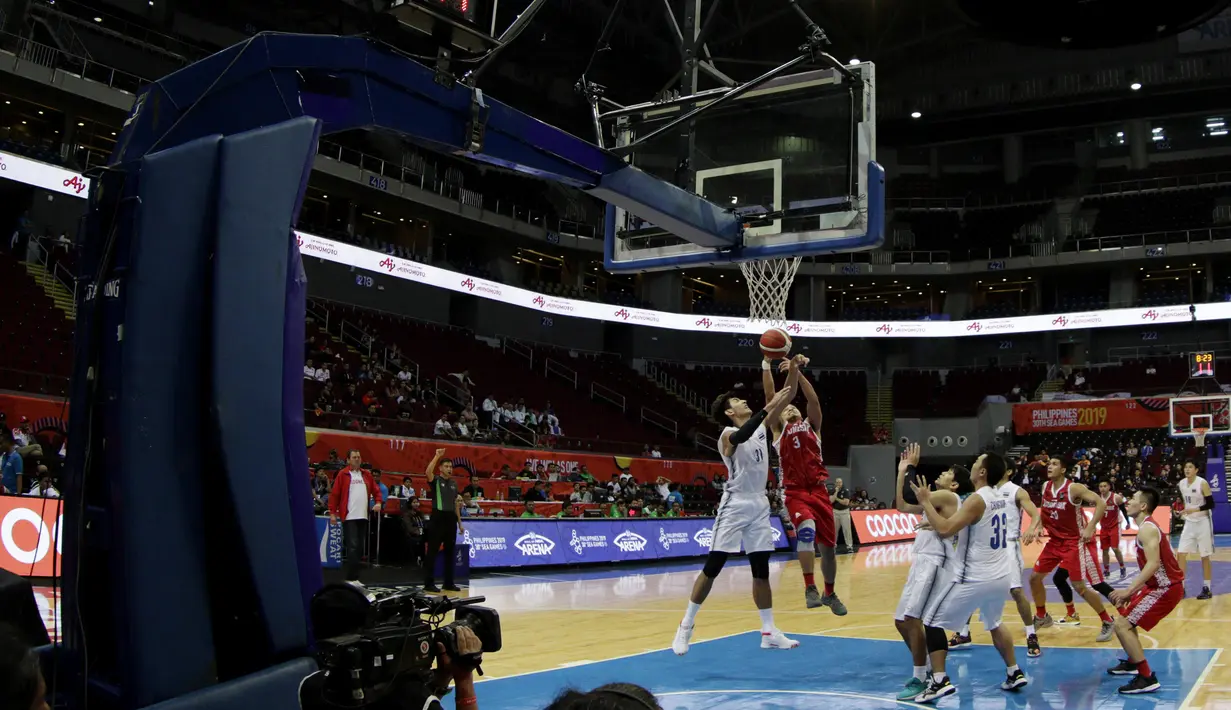 Pebasket Indonesia, Kaleb Ramot, saat melawan Thailand pada SEA Games 2019 di Mall Of Asia Arena, Manila, Filipina, Rabu (4/12). Indonesia kalah 76-98 dari Thailand. (Bola.com/M Iqbal Ichsan)