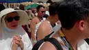 <p>Potret Nagita Slavina saat menjalani tawaf. Dia mengenakan busana syari serba putih, mengenakan topi hingga kacamata karena suhu udara di sana yang begitu panas. (Foto: Instagram/ raffinagita1717)</p>