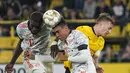 Gelandang Borussia Dortmund, Marco Reus berebut bola dengan dua pemain Bayern Munchen, Dayot Upamecano dan Jamal Musiala selama pertandingan final Piala Super Jerman di Signal Iduna Park, Jerman, Rabu (18/8/2021). Munchen menang atas Dortmund dengan skor 3-1. (AP Photo/Martin Meissner)