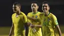 Pemain Brasil, Roberto Firmino, Thiago Silva dan Marquinhos, merayakan kemenangan atas Venezuela pada laga lanjutan kualifikasi Piala Dunia 2022 zona CONMEBOL di Stadion Morumbi, Sabtu (14/11/2020) pagi WIB. Brasil menang 1-0 atas Venezuela. (AFP/Nelson Almeida/pool)
