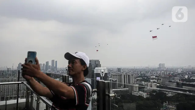 HUT RI, 77 Pesawat Tempur F-16 Terbang di Atas Istana Merdeka