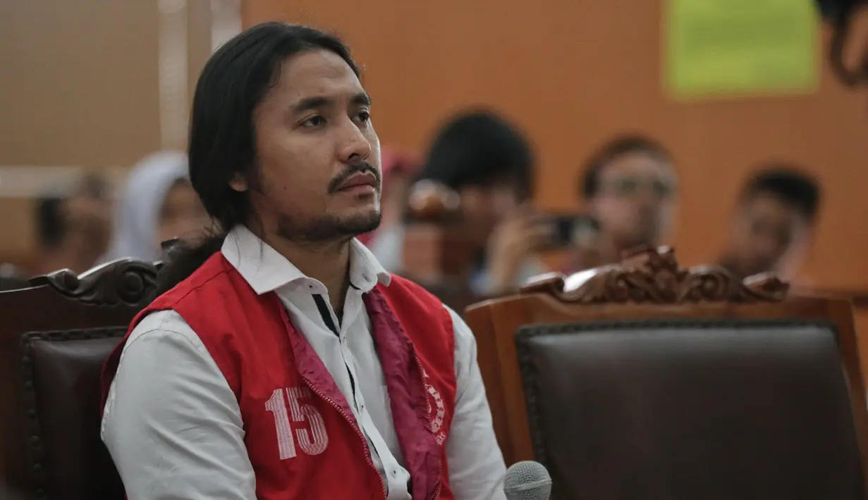 Ello ditangkap Satnarkoba Polres Metro Jakarta Selatan di kediamannya di kawasan Jagakarsa. Ia terbukti mempunyai narkoba jenis ganja. (Adrian Putra/Bintang.com)