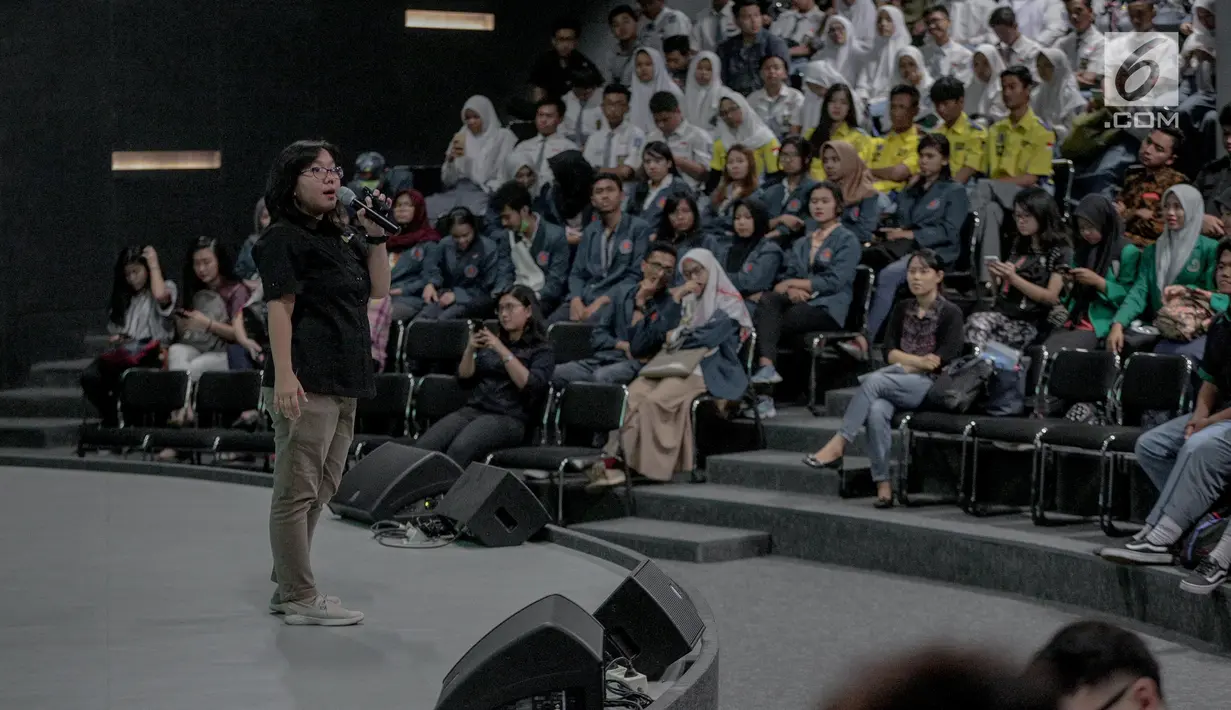 Yuliana Dewi selaku Talent Learning & Management Senior Manager Emtek Group menjadi pembicara dalam Workshop Session gelaran Emtek Goes to Campus (EGTC) 2018 di Universitas Kristen Petra, Surabaya, Selasa (13/11). (Liputan6.com/Faizal Fanani)