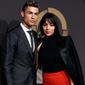 Bintang Real Madrid, Cristiano Ronaldo ditemani kekasihnya, Georgina Rodriguez menghadiri acara Quina Awards di Lisbon, Portugal, Senin (19/3). Tubuh Georgina tampak sudah kembali seperti semula setelah melahirkan pada November 2017. (AP/Armando Franca)