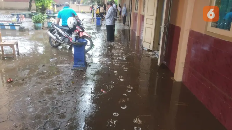 SDN 1 Kalirejo Banyuwangi terendam banjir (Hermawan Arifianto/Liputan6.com)