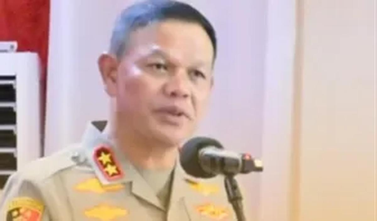 Ia dengan tegas memperingatkan anak buahnya untuk jangan pernah berpikir menyakiti hati masyarakat. "jangan pernah ada yang berpikir untuk menyakiti hati masyarakat," tegas Agus Nugroho.