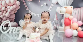 Pasangan Anisa Rahma dan Anandito Dwis baru saja merayakan ulang tahun anak kembarnya, Alsha dan Alma. Berikut potret anak kembar Anisa dan Dito yang genap satu tahun. Yang makin lucu dan menggemaskan. [Instagram/anisarahma_12]