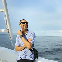 Didi Riyadi di atas Kapal Phinisi pada Kamis (13/2/2020) yang berlayar dari dermaga Baywalk, Pluit, Jakarta Utara. (Bambang E Ros/Fimela.com)