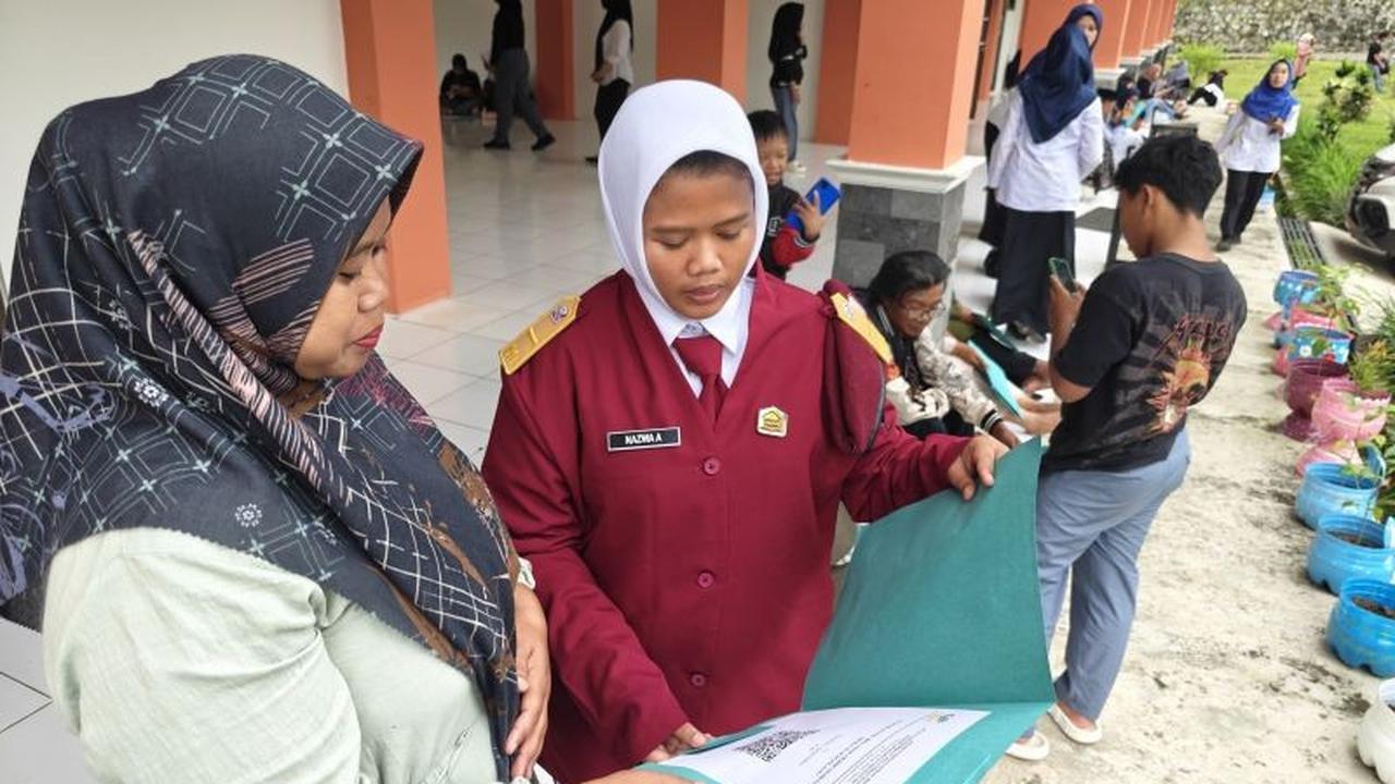 Kemensos Bantu Keluarga Prasejahtera: Prestasi Akademik Anak dan Modal Usaha Ibu di SRMA 15 Magelang