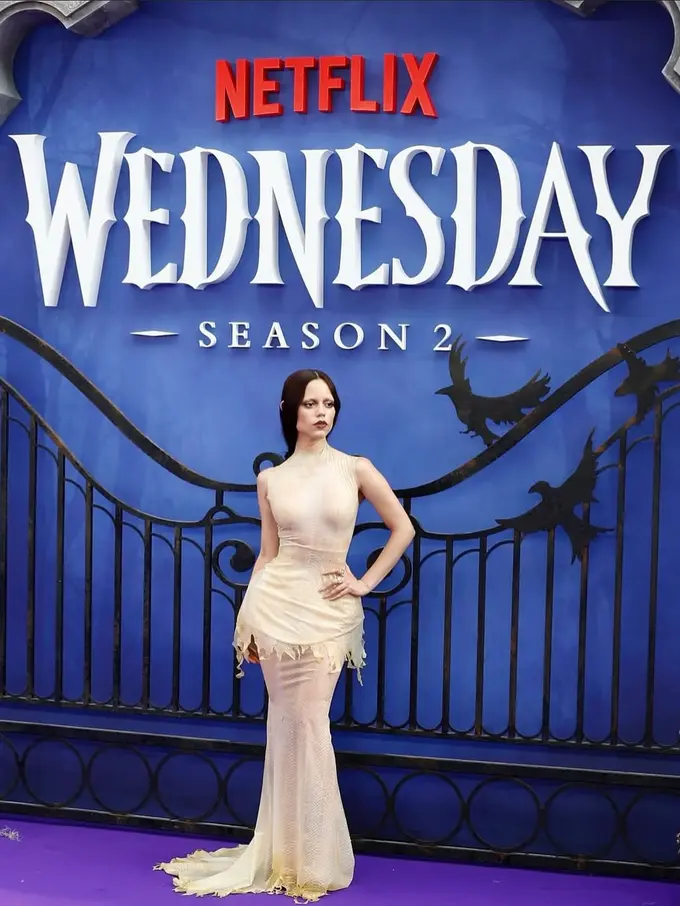 Gaun Terawang bak Kulit Ular, Jenna Ortega Tampil Dramatis di Premier Wednesday Season 2 London