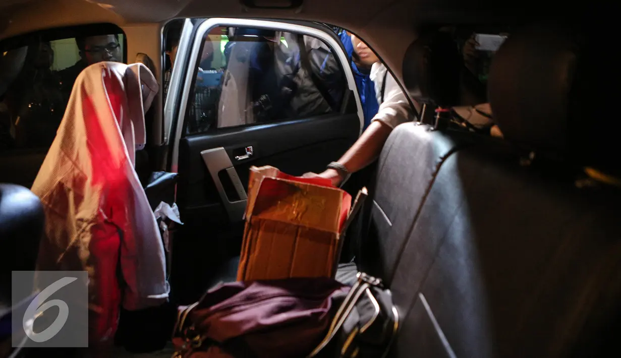 Sejumlah dokumen didapat Tim Satgas Khusus kasus 'Dwelling Time' usai menggeledah Kantor Dirjen Perdagangan Luar Negeri Kemendag, Jakarta, Senin (3/8/2015). (Liputan6.com/Faizal Fanani)