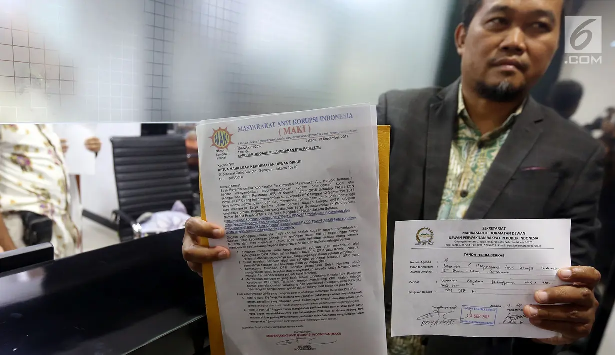 Masyarakat Anti Korupsi Indonesia (Maki) menunjukan surat pelopran Pimpinan DPR Ke Mahkamah Kehormatan Dewan (MKD), di Gedung Nusantara I, Jakarta, Rabu (13/9). Dalam pelaporannya Maki melaporkan Wakil Ketua DPR Fadli Zon. (Liputan6.com/Johan Tallo)