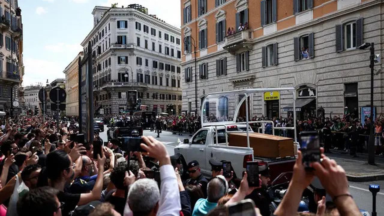 Potret Iring-iringan Jenazah Paus Fransiskus Menuju Basilika Santa Maria Maggiore