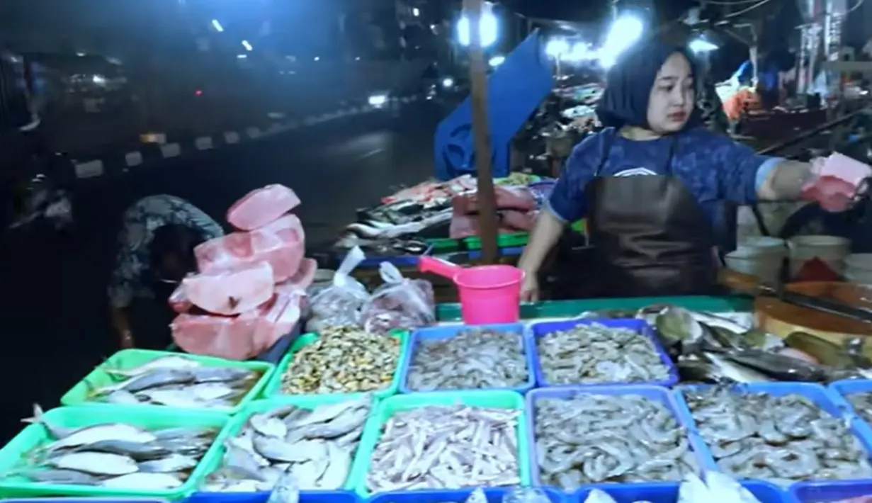 "Sekilo berapa buk, sekilo 60 ribu," kata Indah yang kemudian membayar dan berburu kebutuhan dapur yang lain. [Youtube/Indah Permatasari]
