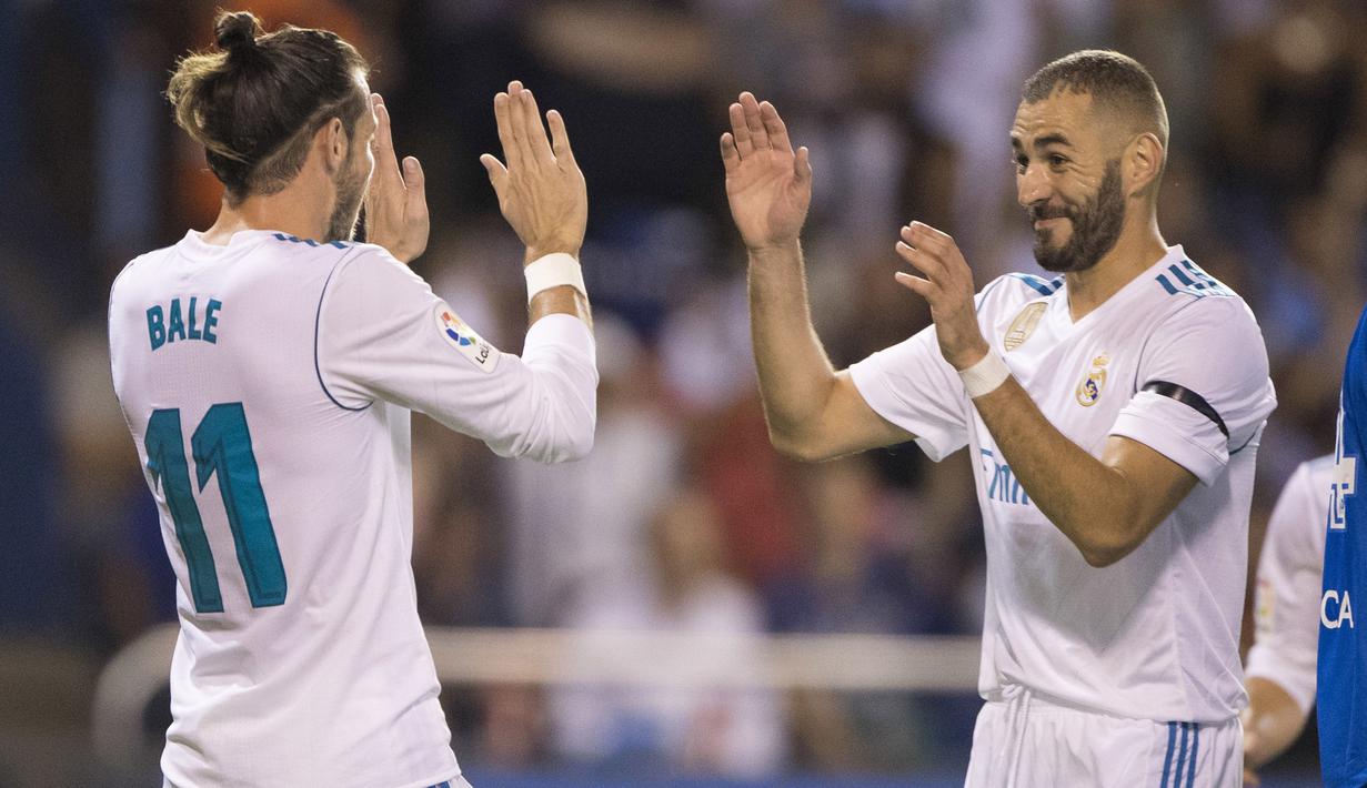 Pemain Real Madrid, Karim Benzema (kanan) kemungkinan akan memperpanjang kontrak bersama Los Blancos hingga 2021. (AP/Lalo R. Villar)
