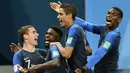 Para pemain Prancis merayakan gol yang dicetak oleh Samuel Umtiti ke gawang Belgia pada laga semifinal Piala Dunia di Stadion St Petersburg, Selasa (10/7/2018). Prancis menang 1-0 atas Belgia. (AP/Martin Meissner)