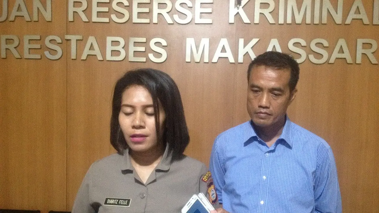 Kasubag Humas Polrestabes Makassar, AKP Diaritz Felle didampingi Kanit PPA Satreskirm Polrestabes Makassar saat merilis kasus dugaan pencabulan gadis cilik korban gempa Palu di Makassar (Liputan6.com/ Eka Hakim)