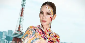 Sebagai seorang model, Luna Maya selalu totalitas dalam berpose, apapun konsepnya. Termasuk di pemotretan terbaru [@lunamaya]