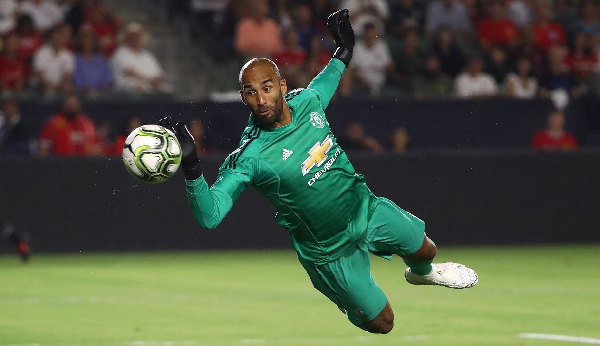 Lee Grant. Kiper asal Inggris ini didatangkan Manchester United dari Stoke City pada 2018/2019. Ia baru tampil 2 kali hingga musim 2021/2022 ini. Ia memang diproyeksikan sebagai kiper ketiga di bawah David De Gea dan Dean Henderson. (AFP/Getty Images/Victor Decolongon)
