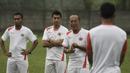Pelatih Persija, Bambang Nurdiansyah memimpin latihan perdana jelang babak 8 besar Piala Jenderal Sudirman di Lapangan Sawangan, Depok, Jawa Barat, Jumat (4/12/2015). (Bola.com/Vitalis Yogi Trisna)