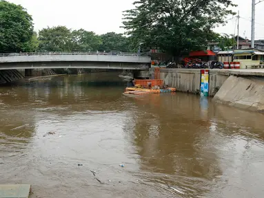 Pintu Air Manggarai, Jakarta, bersiap menerima kiriman air dari Bendungan Katulampa, Bogor, menyusul hujan sejak siang hingga malam hari pada hari Minggu (8/11/2015) kemarin, Jakarta, Senin (9/11/2015). (Liputan6.com/Yoppy Renato)