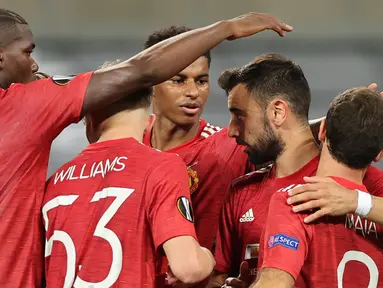 Pemain Manchester United merayakan gol yang dicetak Bruno Fernades ke gawang Copenhagen pada laga perempat final Liga Europa di RheinEnergie Stadion, Jerman, Selasa (11/8/2020) dini hari WIB. Manchester United menang 1-0 atas Copenhagen. (AFP/Wolfgang Rattay/pool)