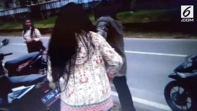 Video pertengkaran dua siswi berkelahi di pinggir jalan menjadi viral. Keduanya saling jambak dan saling dorong, kemudian saling olok dengan kata-kata kotor.