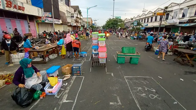 FOTO: Penerapan Physical Distancing di Pasar Pagi Salatiga
