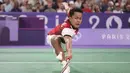 <p>Pemain tunggal putra Indonesia, Anthony Sinisuka Ginting berusaha menjangkau bola saat menghadapi wakil Amerika Serikat, Howard Shu pada laga Grup H bulu tangkis Olimpiade Paris 2024 di Porte de la Chapelle Arena, Prancis, Minggu (28/7/2024). Anthony Sinisuka Ginting menang straight game 21-14, 21-8. (AP Photo/Dita Alangkara)</p>