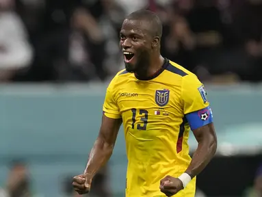 Penyerang Ekuador, Enner Valencia mencetak gol keduanya ke gawang Qatar pada pertandingan grup A Piala Dunia 2022 di Stadion Al Bayt di Al Khor, Qatar, Minggu (20/11/2022). Enner Valencia mencetak dua gol dipertandingan ini dan mengantar Ekuador menang atas Qatar 2-0. (AP Photo/Natacha Pisarenko)