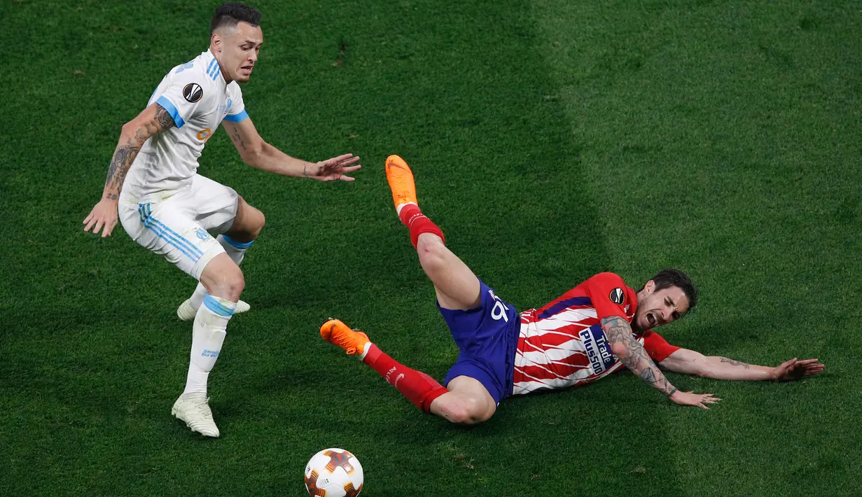 Pemain Atletico Madrid Sime Vrsaljko terjatuh saat berebut bola dengan pemain Marseille Lucas Ocampos saat pertandingan final Liga Europa di Stade de Lyon, Prancis (16/5). Atletico Madrid menang 3-0 atas Marseille.  (AP Photo / Christophe Ena)