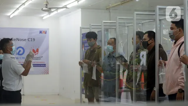 FOTO: Calon Penumpang Jalani Tes GeNose C19 di Stasiun Pasar Senen