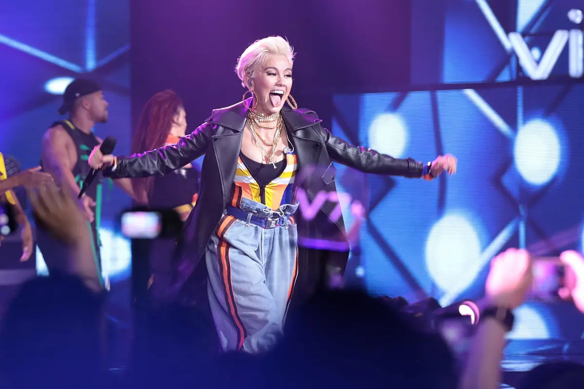 [Bintang] Dua Sisi Agnez Mo di Video Klip Long As I Get Paid
