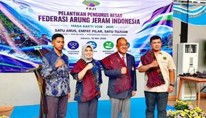 Ketua Umum Komite Olahraga Nasional Indonesia (KONI) Pusat, Marciano Norman, resmi melantik Oni Junianto sebagai Ketua Umum Pengurus Besar Federasi Arung Jeram Indonesia (PB FAJI) periode 2026-2030. (Dok PB.FAJI)