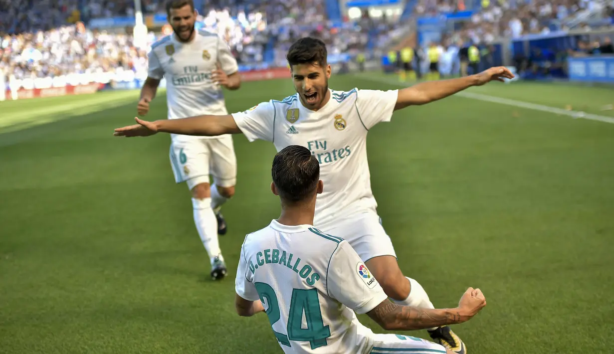 Striker Real Madrid, Marco Asensio, merayakan gol yang dicetak oleh Dani Ceballos ke gawang Deportivo Alaves pada laga La Liga di Stadion Mendizorroza, Sabtu (23/9/2017). Real Madrid menang 2-1 atas  Deportivo Alaves. (AP/Alvaro Barrientos)