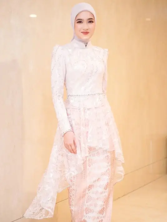Ia kemudian mengganti pakaiannya dengan kebaya hijab yang simple clean look dan classy rancangan Dimas Singgih.   [Instagram/dimassinggih]