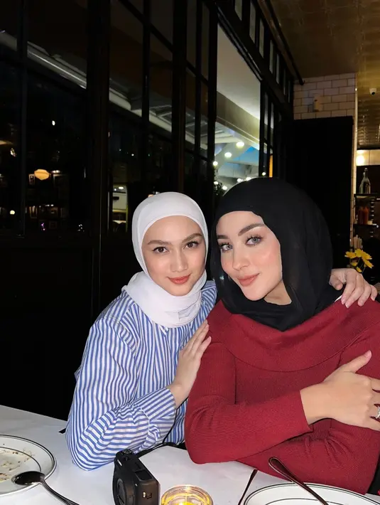 Sementara itu, pada pertemuan kali ini, Margin Wieheerm keluar sebagai anggota yang mendapat arisan dari hasil kocokan. Melody Laksani yang berada di sampingnya pun langsung memberikan selamat. Meski ada tiga anggota yang absen, geng Mamayu tetap mengadakan pertemuan dengan senang hati. (Liputan6.com/IG/@dindahw)